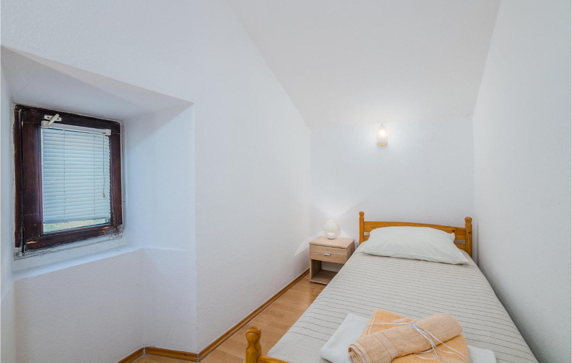 Amazing Home In Malinska Dubasnica With Wifi Εξωτερικό φωτογραφία